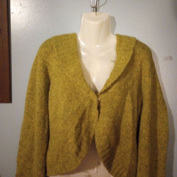 Cropped bright olive green acrylic sweater with hidden front button - Picture 3 of 12